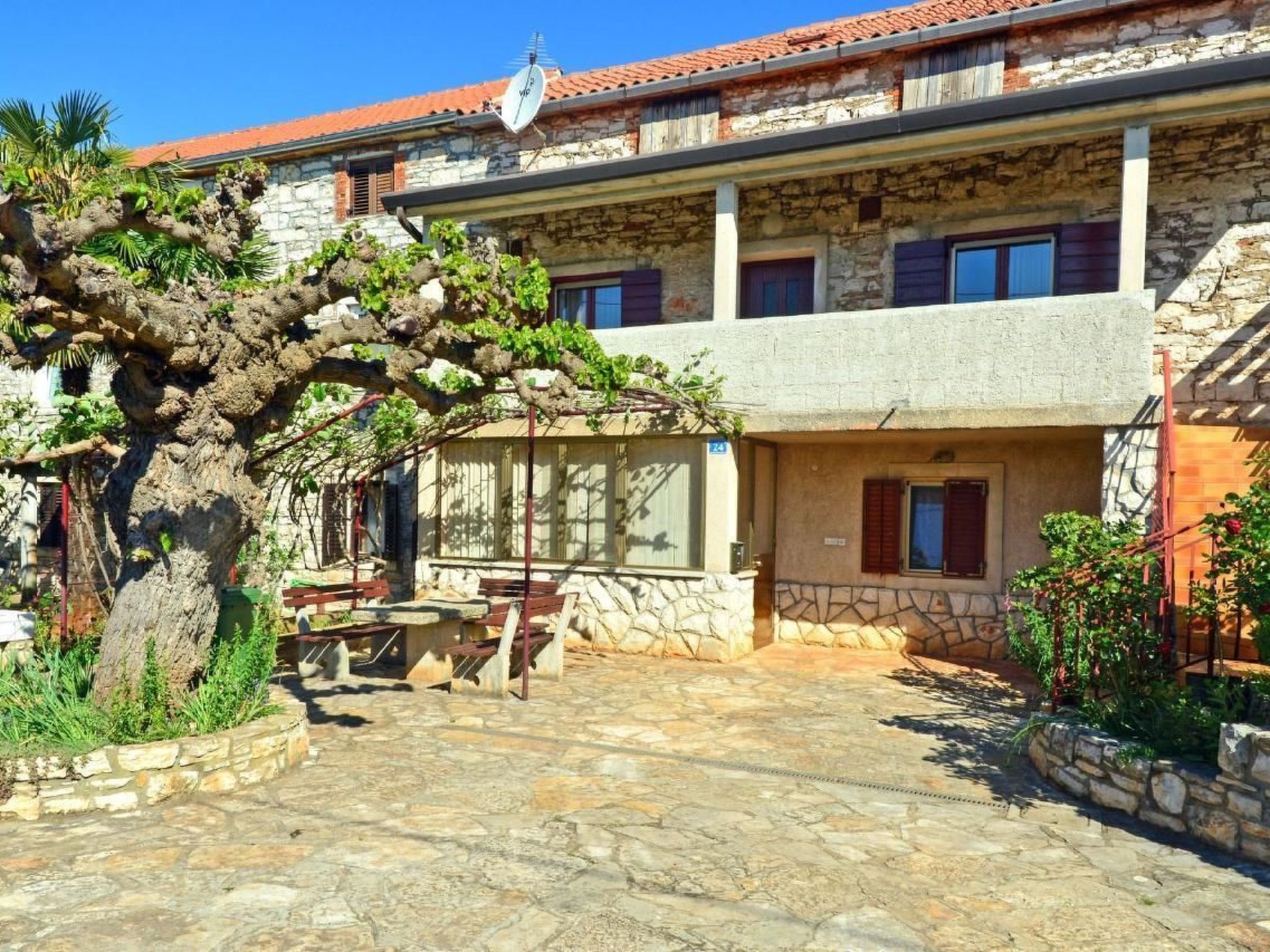 Große Wohnung in Babići mit Garten und Terrasse