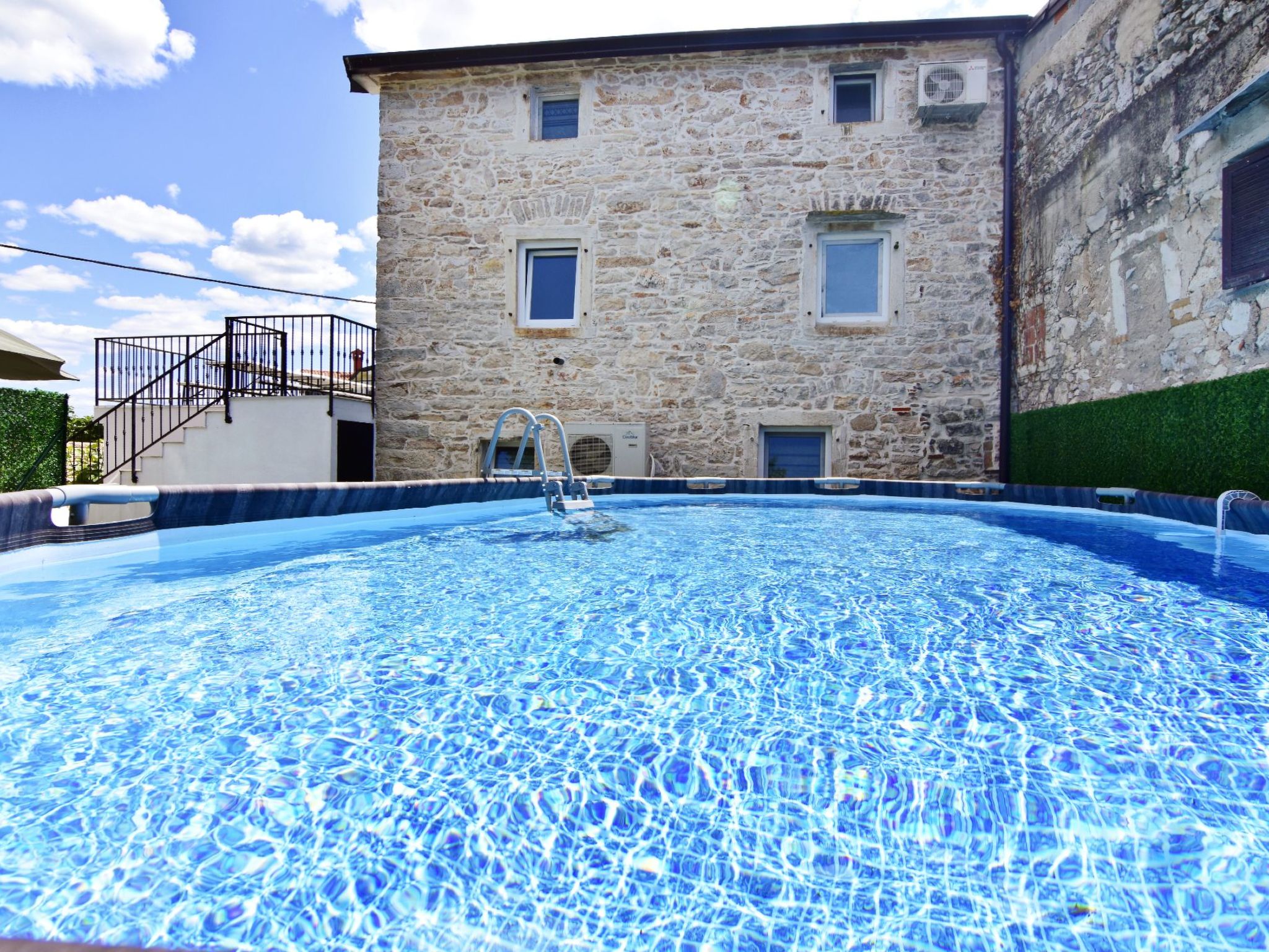 Vakantiehuis met omheinde tuin in Umag/Juricani (Kroatië) 1 hond is welkom