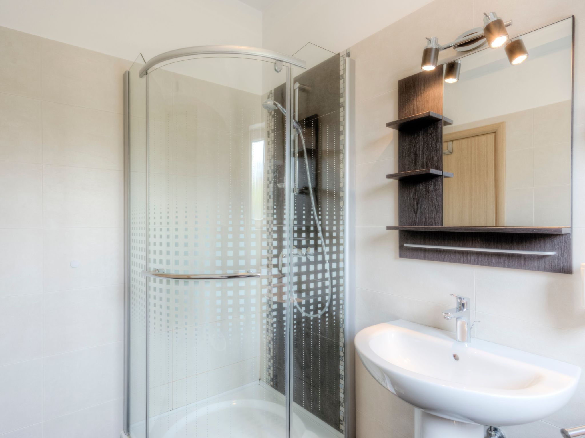 Moderne Ferienwohnung mit Balkon direkt am Strand-Image-tags.info