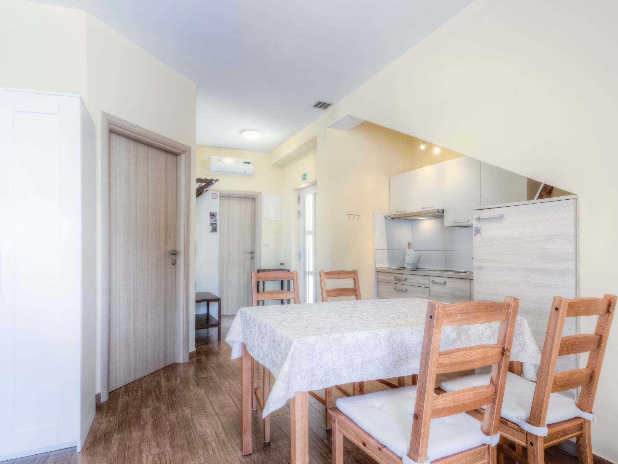 Moderne Ferienwohnung mit Balkon direkt am Strand-Image-tags.info