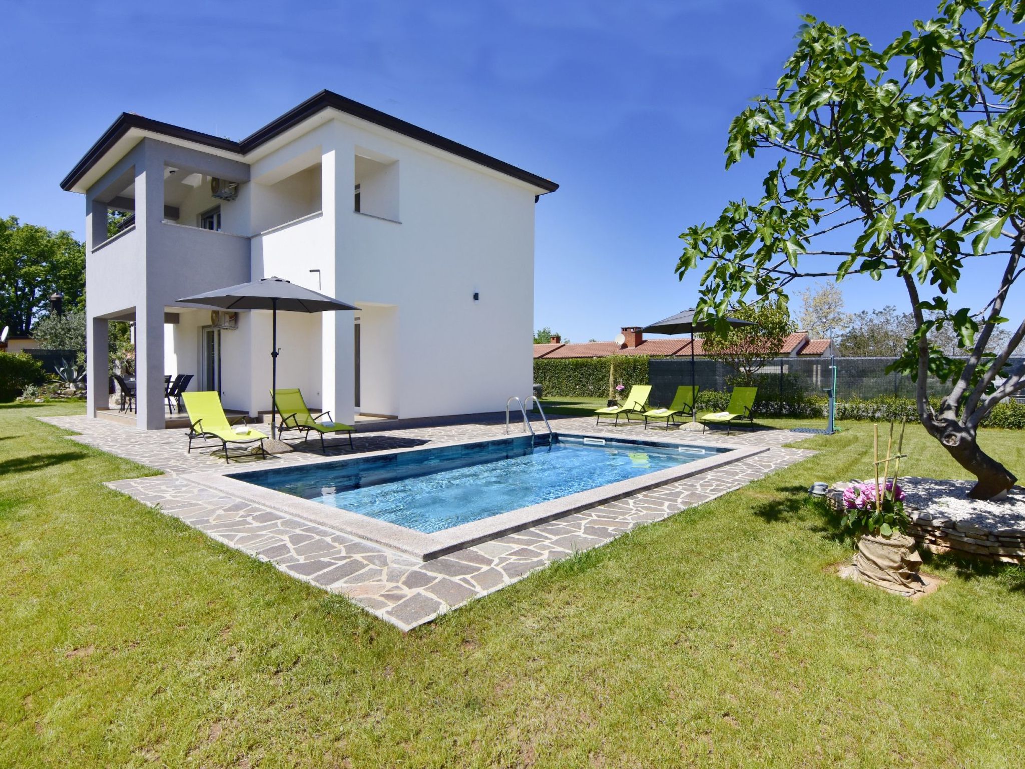Discover the enchanting tranquility of Villa Mares, located in the small village of Čepljani, just 7 km from Umag. With two spacious apartments, each accommodating up to 5 people, this beautiful hous..