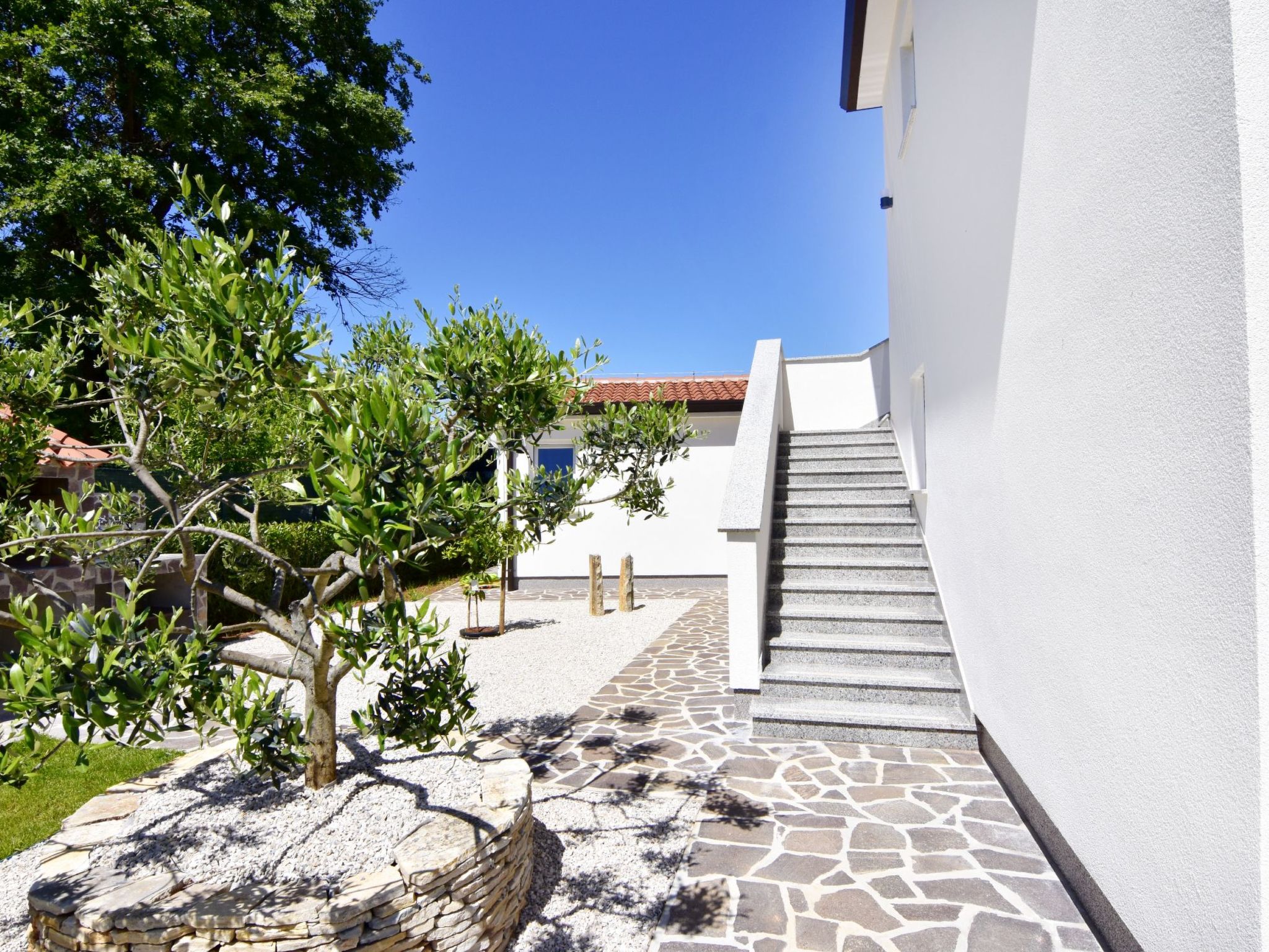 Apartment 2 in einer neuen Villa mit Pool in ruhiger Lage-Inside