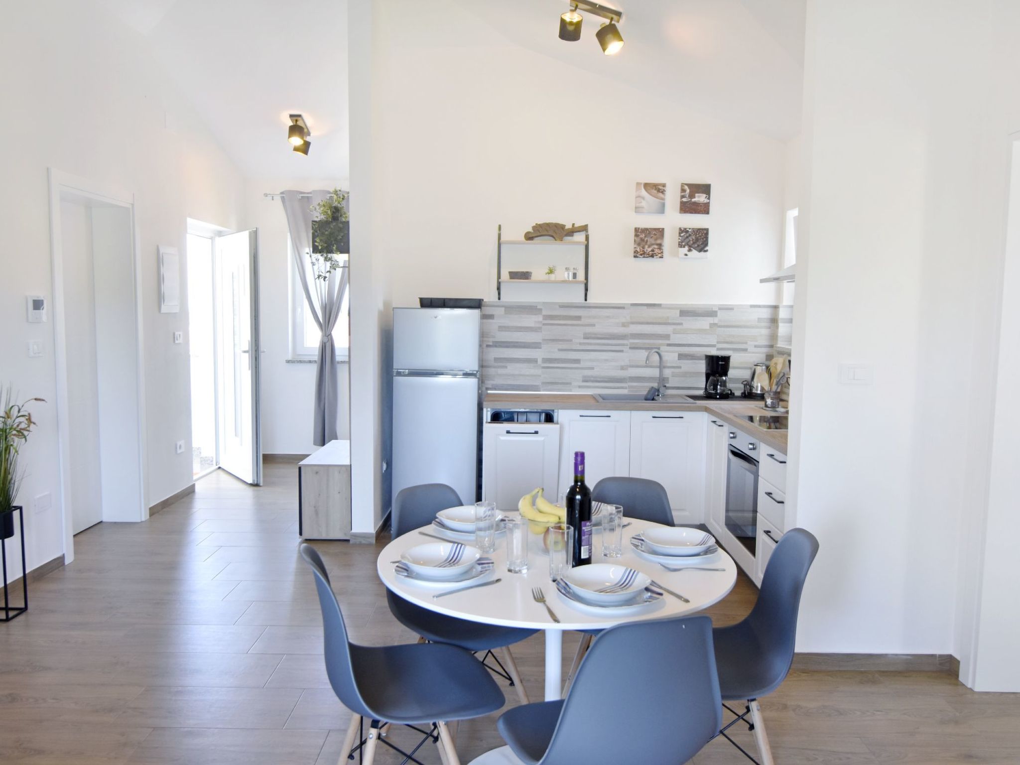 Apartment 2 in einer neuen Villa mit Pool in ruhiger Lage-Inside