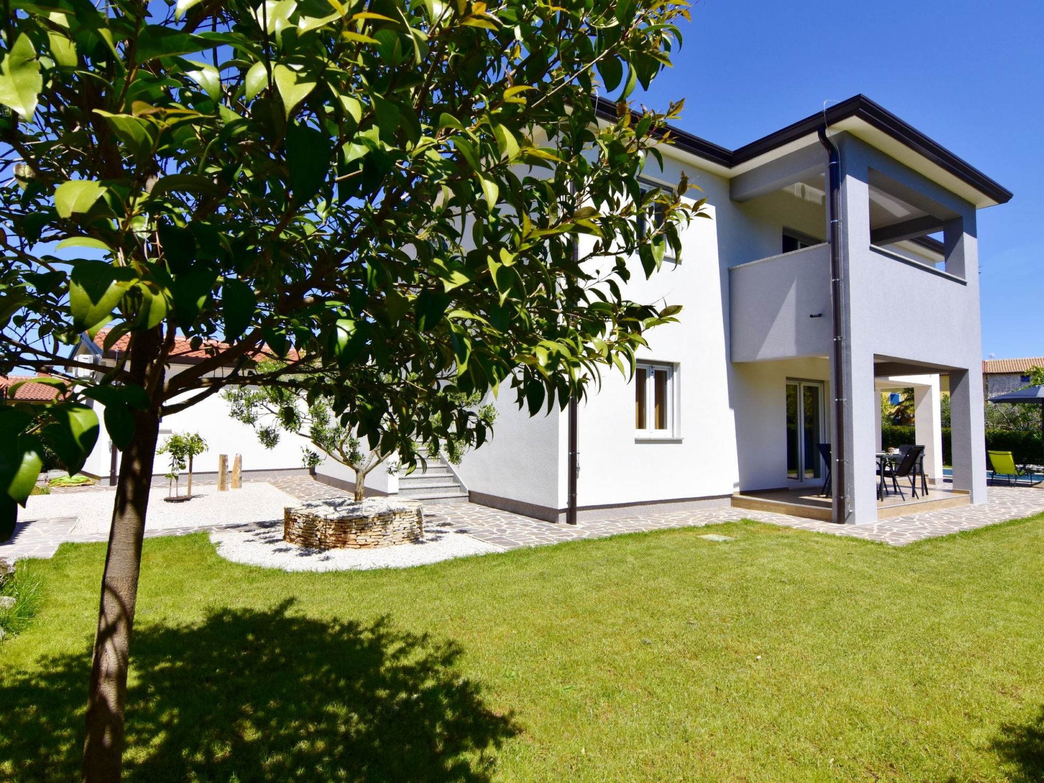 Apartment 2 in einer neuen Villa mit Pool in ruhiger Lage-Binnen