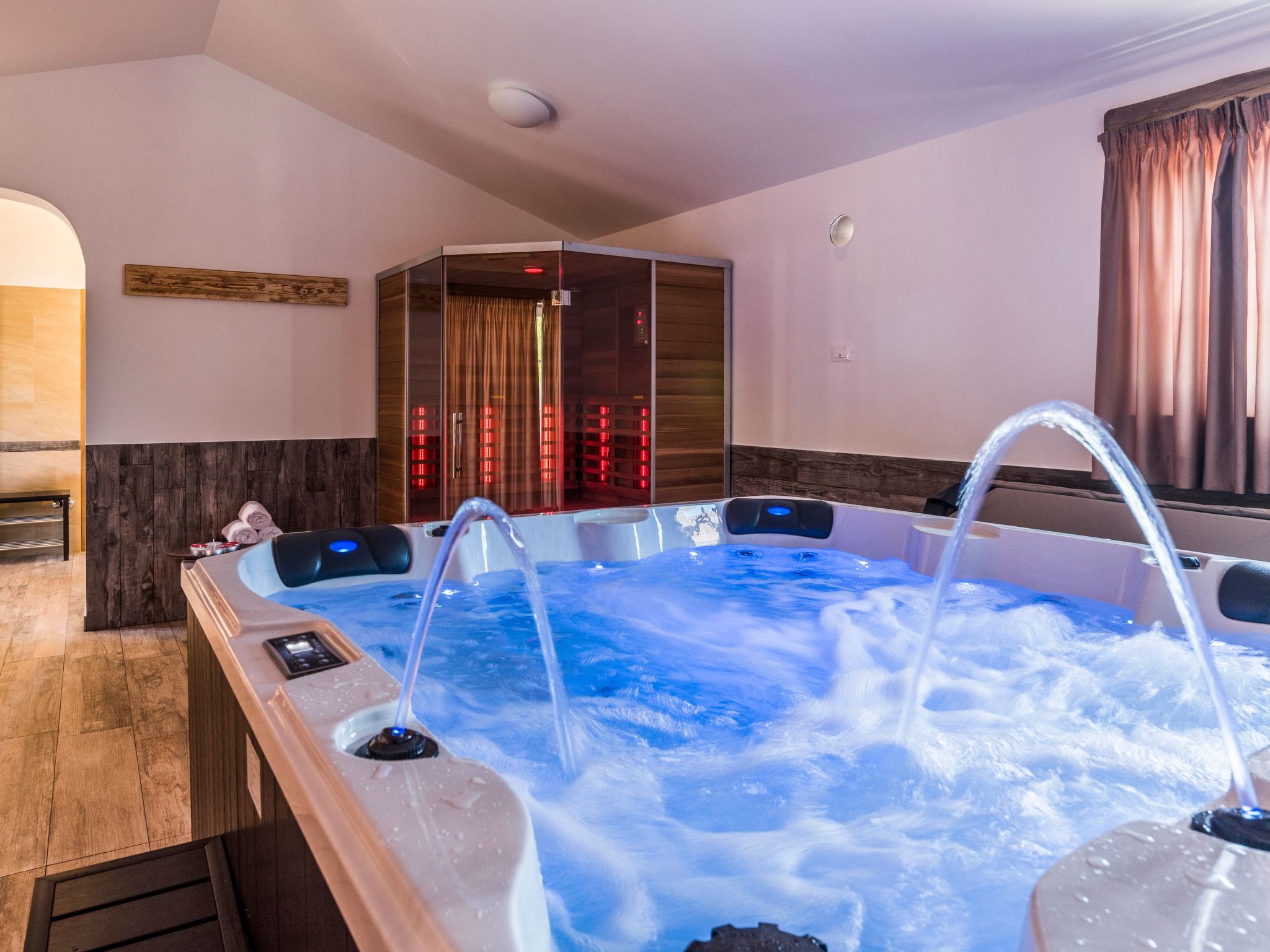 VILLA CON WELLNESS A 1 KM DAL MARE-Inside