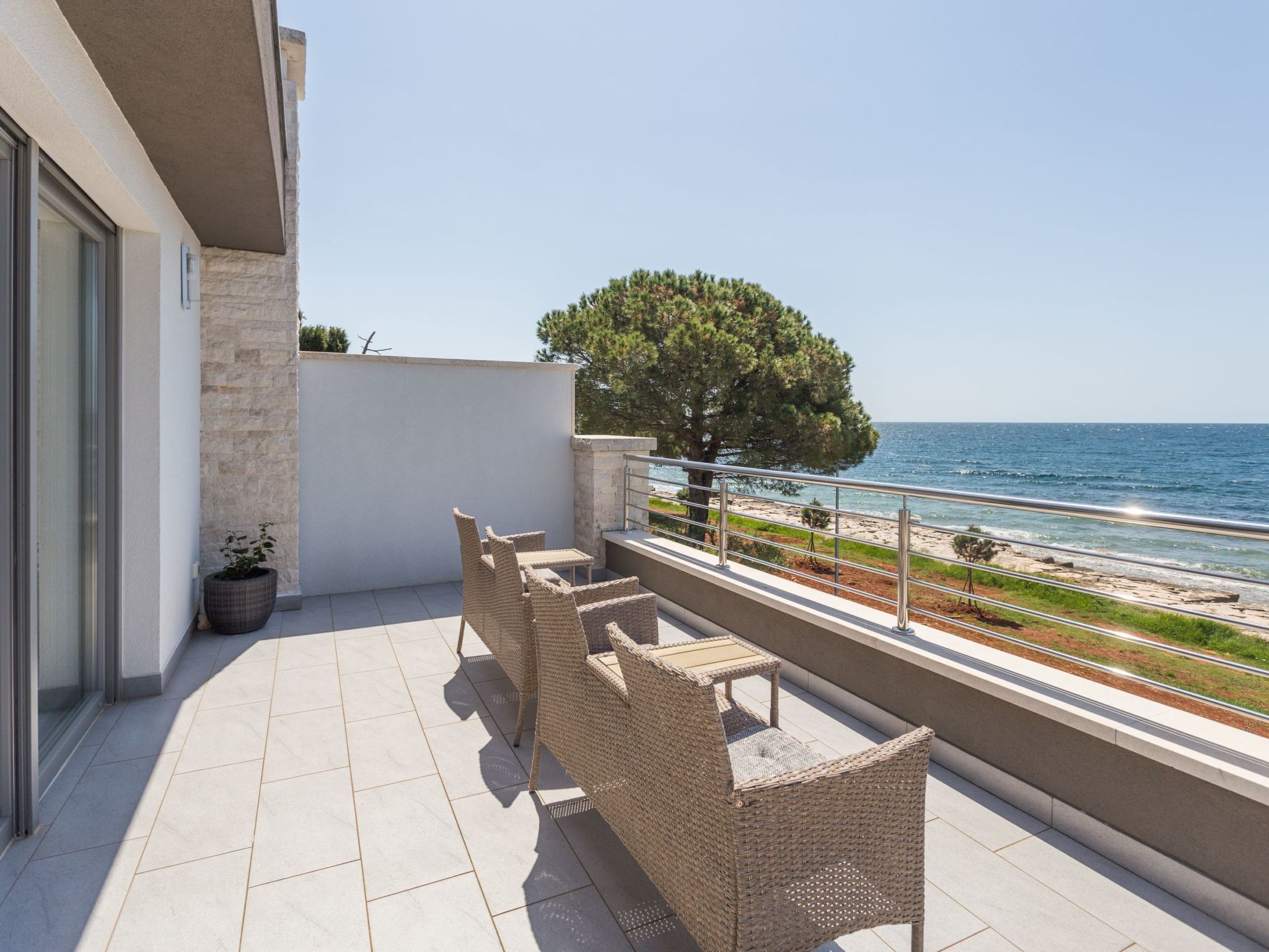 Villa direkt am Meer und Strand mit herrlichem Blick — Terrace (4 of 24)