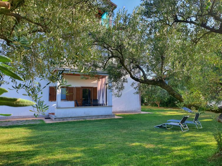 Op 900 m van zee: gerenoveerd appartement in Juricani in Umag/Juricani