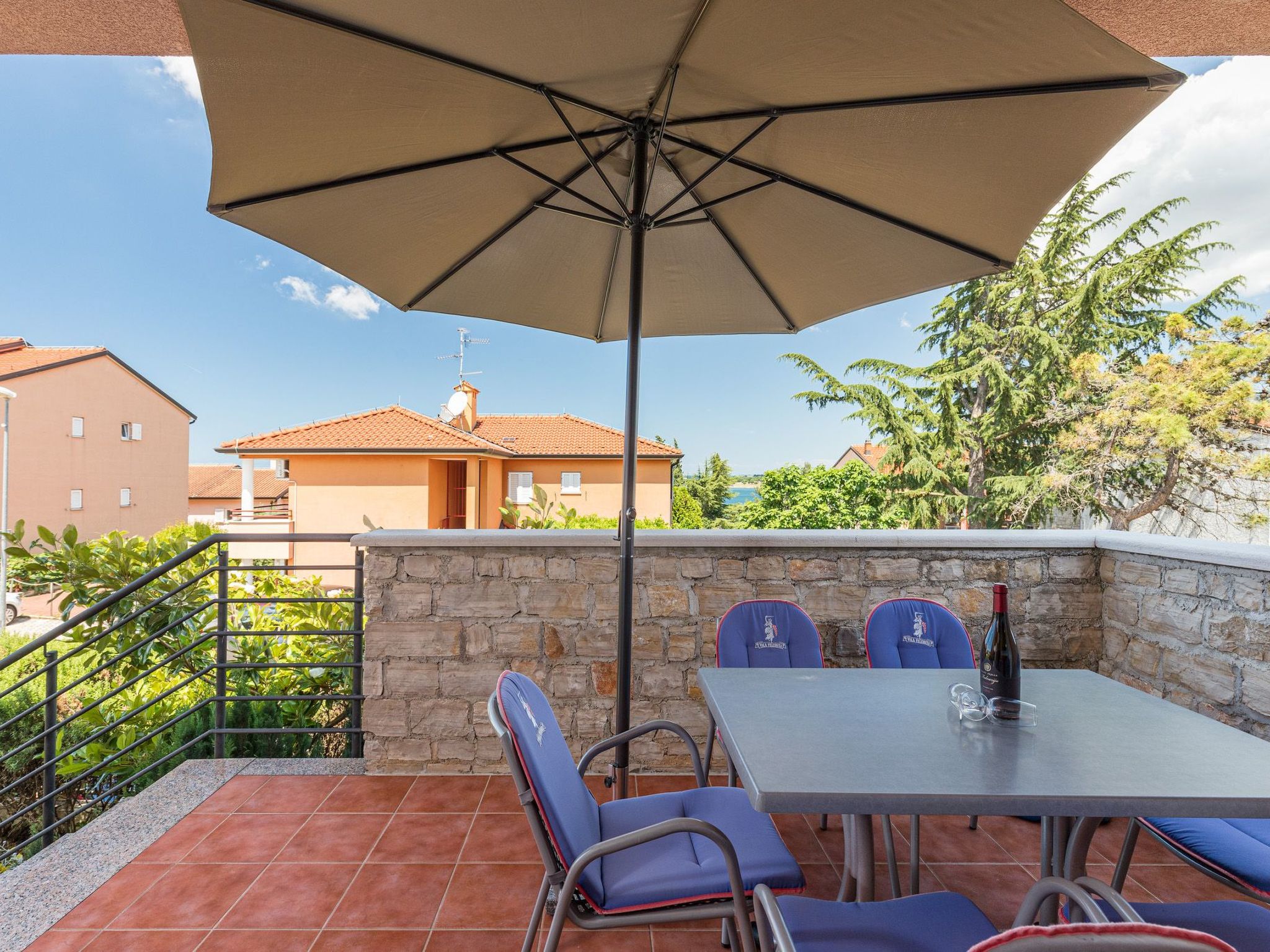 Pinta mit großem Garten-Dedans