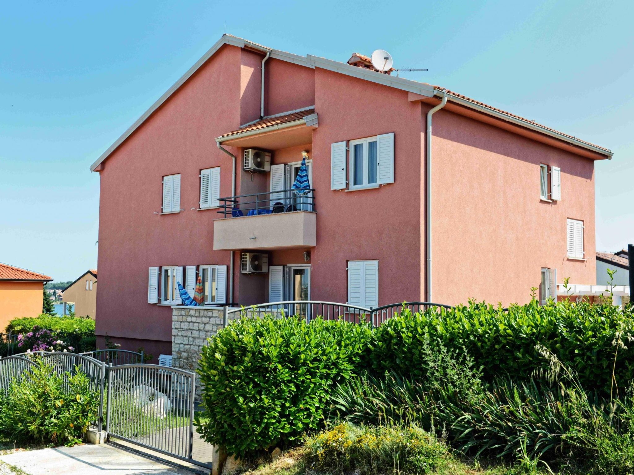 "Villa Pinta" mit Blick auf das Wasser-Dedans