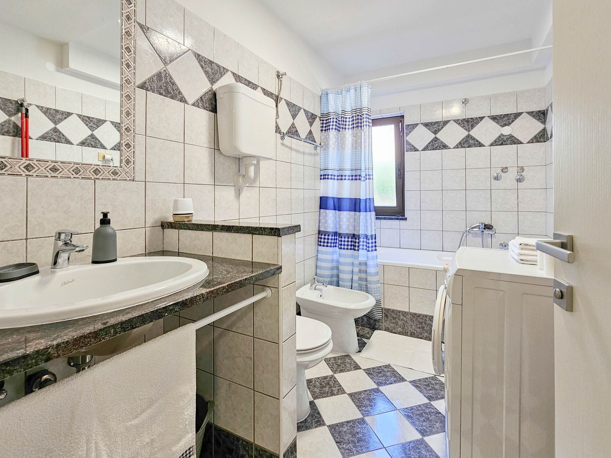 Für 4 Personen ca. 45 m&sup2; in Novigrad, Adriaküste Kroatien (Westküste von I-Inside