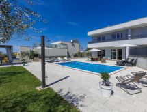 Vrijstaande villa met privézwembad nabij zee en golf in Novigrad - thumbnail 1
