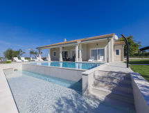 Moderne villa met verwarmd zwembad, op 8 km van zee bij Novigrad - thumbnail 1