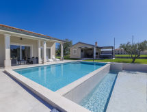 Moderne villa met verwarmd zwembad, op 8 km van zee bij Novigrad - thumbnail 5