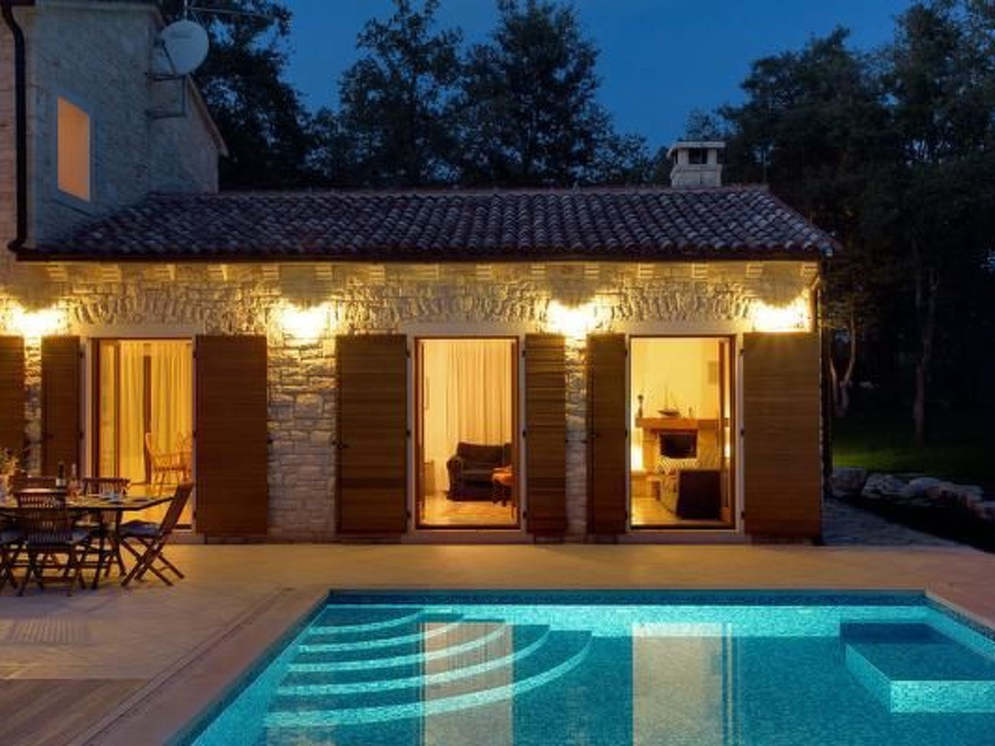 In Karigador mit Terrasse, Whirlpool und Garten-Dedans