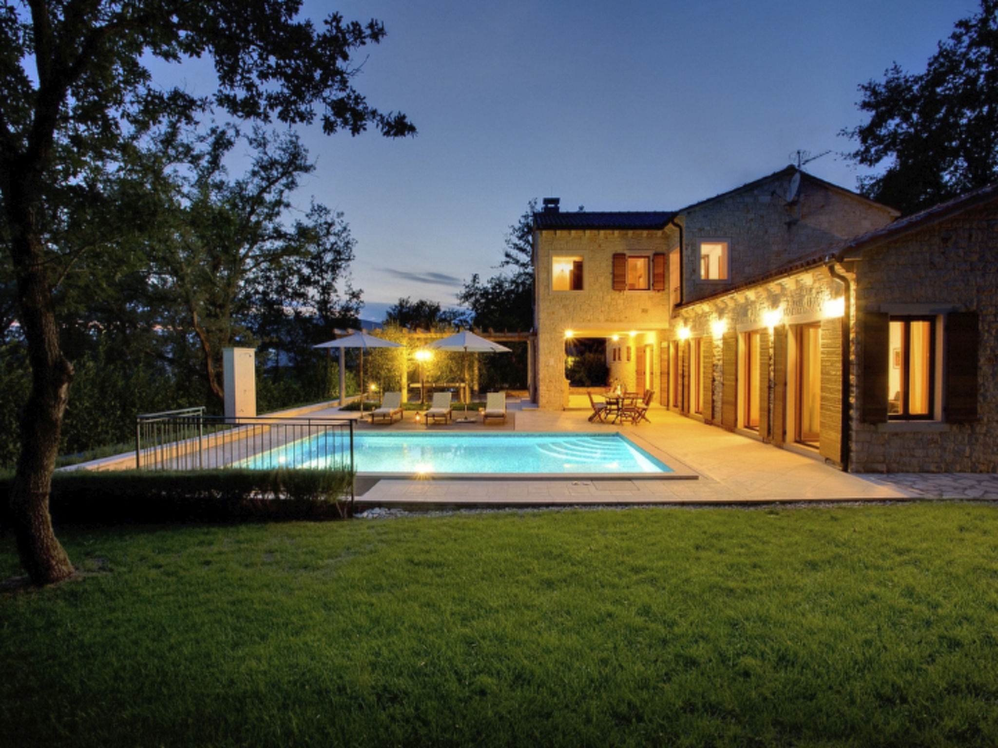 In Karigador mit Terrasse, Whirlpool und Garten-Dehors