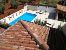 Vrijstaande villa met privézwembad en tuin op 2,5 km van zee in Novigrad - thumbnail 1