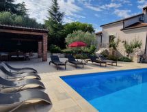Vrijstaande villa met privézwembad en tuin op 2,5 km van zee in Novigrad - thumbnail 2