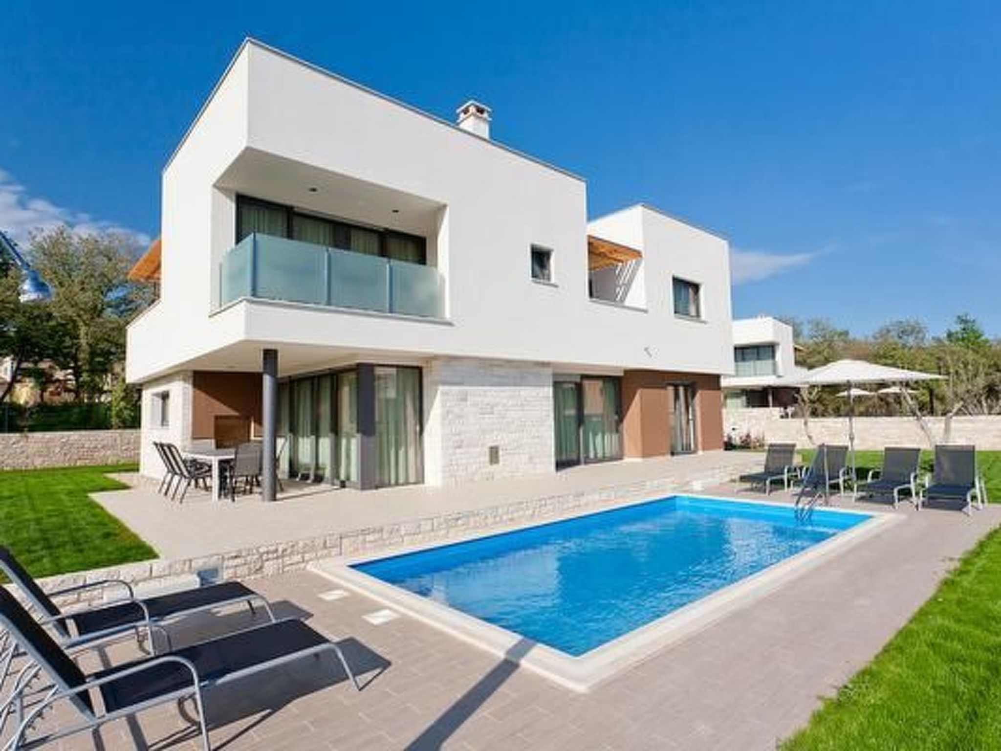 Designvilla mit Dachterrasse und Panoramablick