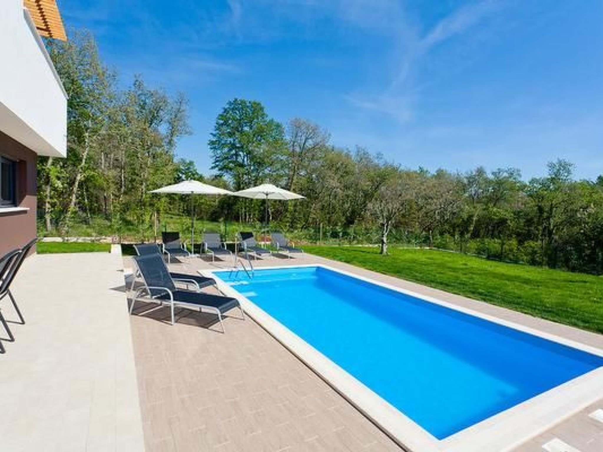 Designvilla mit Dachterrasse und Panoramablick-Drinnen