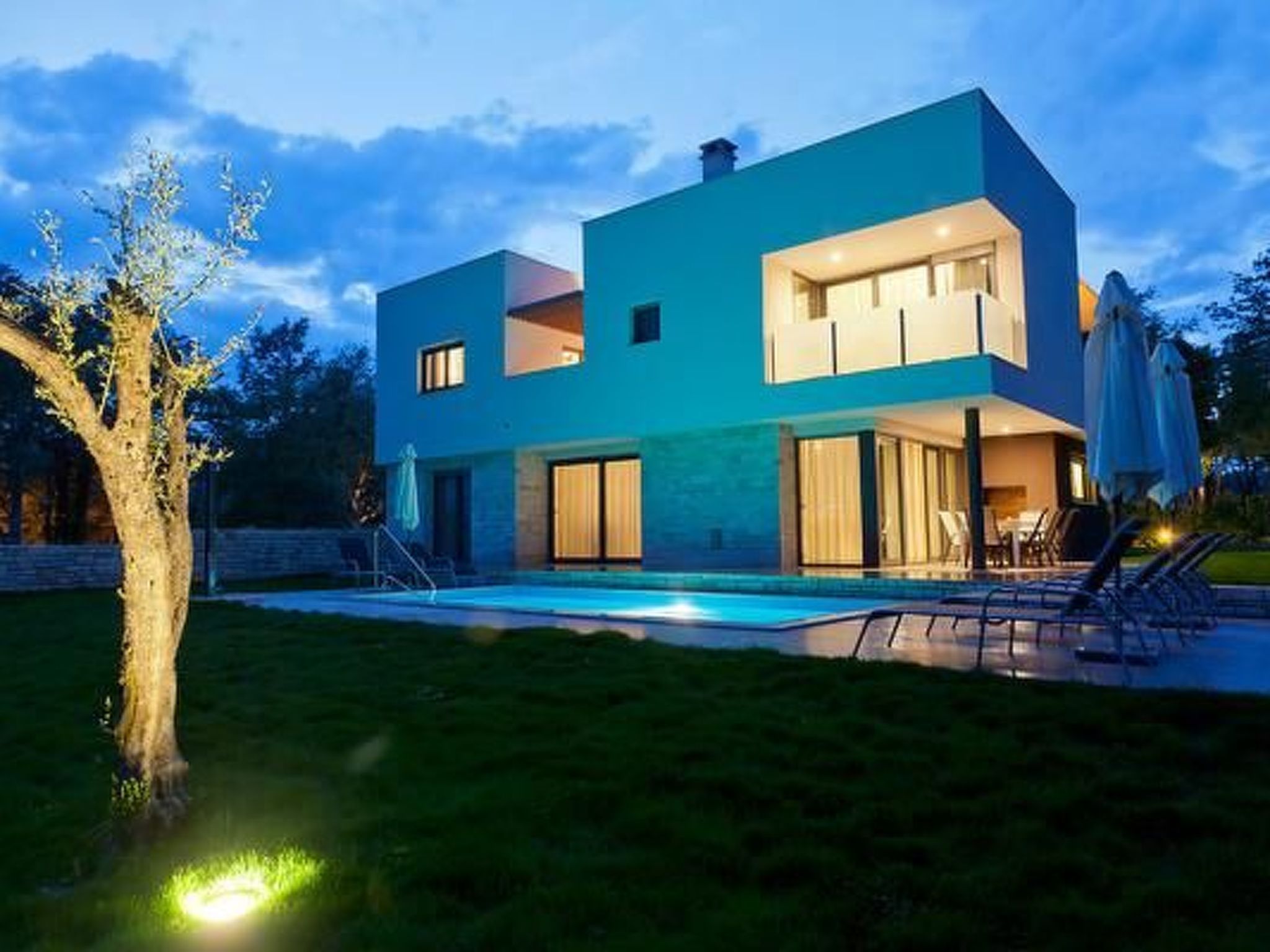 Designvilla mit Dachterrasse und Panoramablick-Drinnen