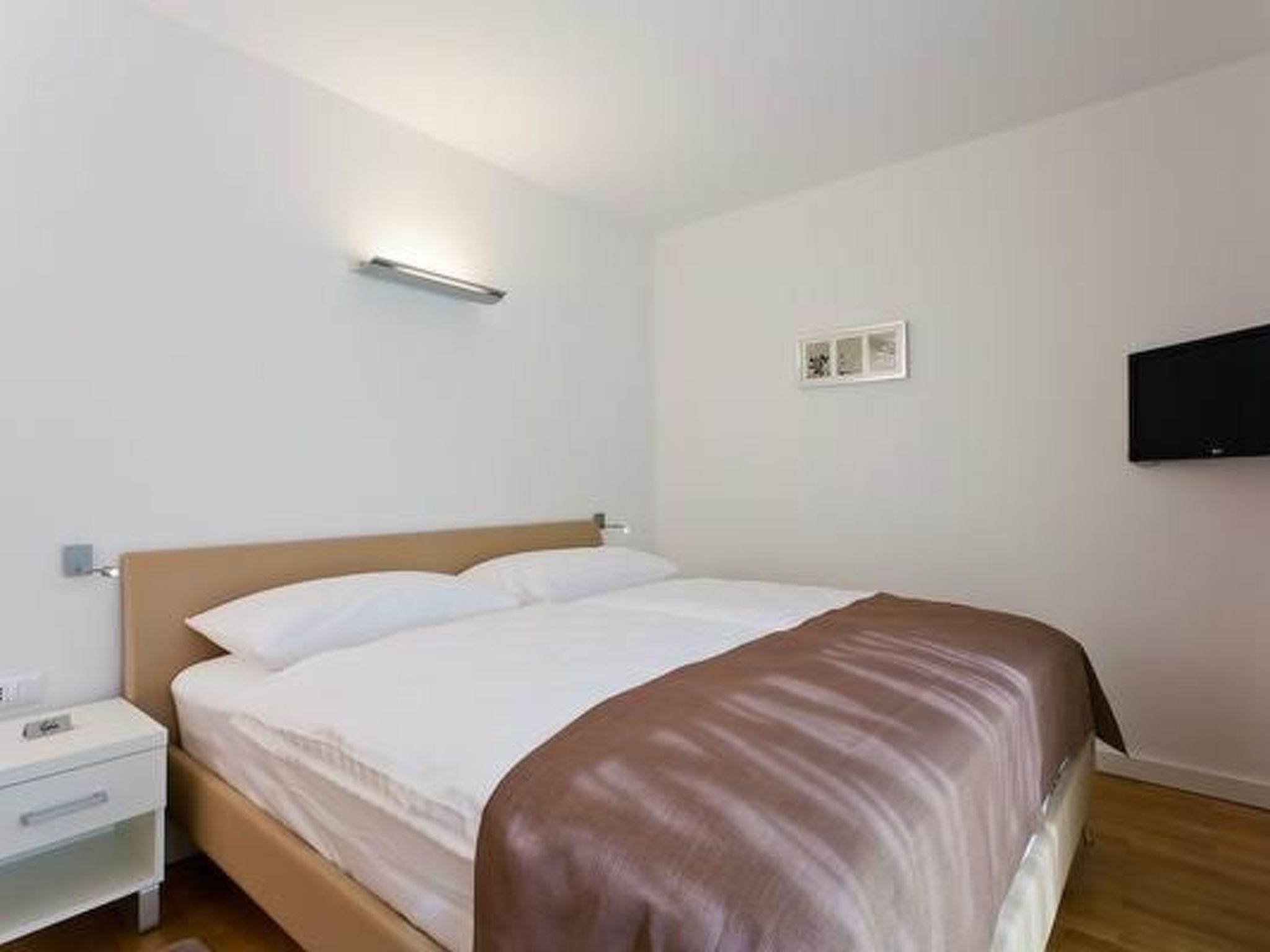 Designvilla mit Dachterrasse und Panoramablick-Drinnen