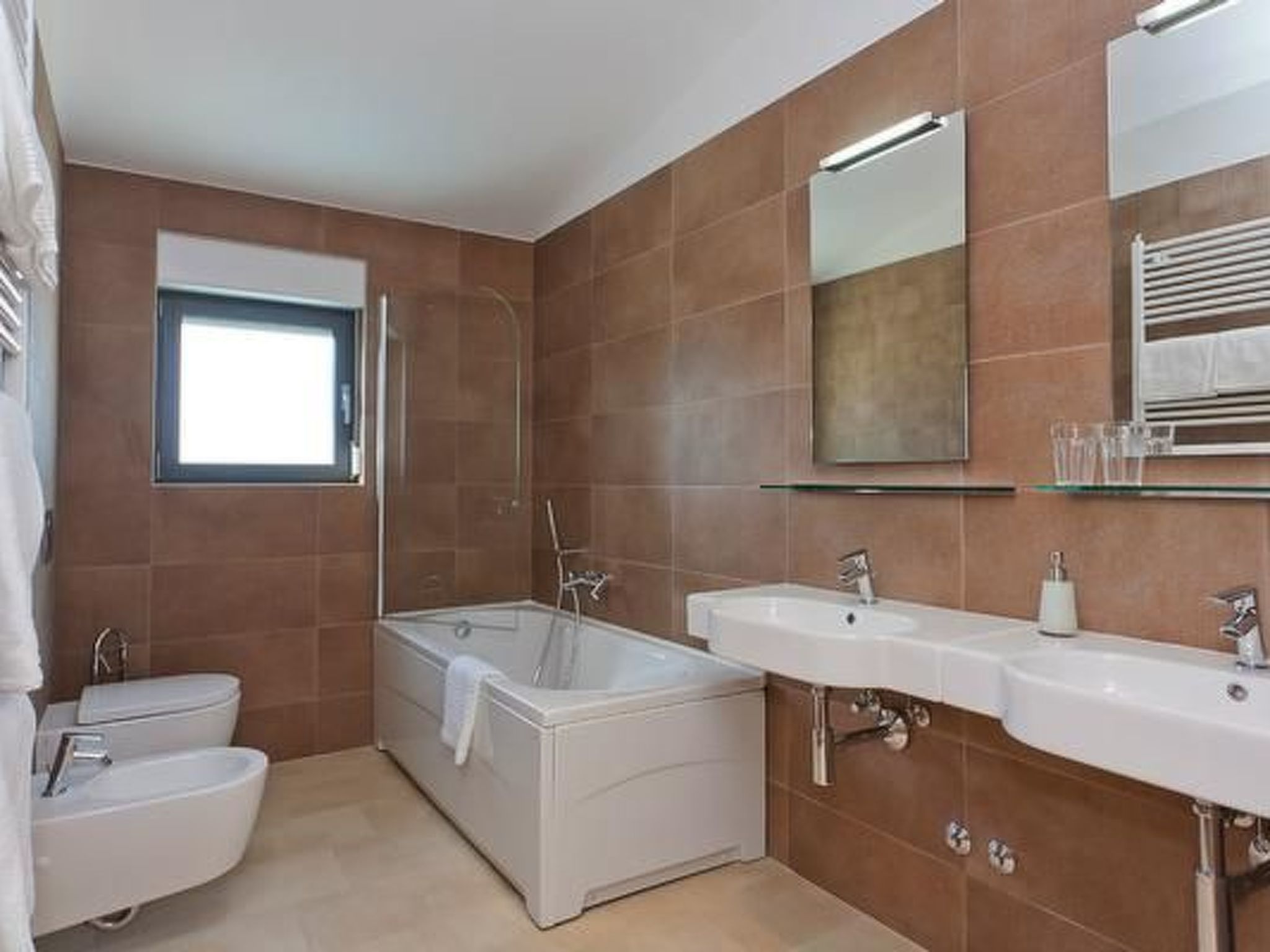 Designvilla mit Dachterrasse und Panoramablick-Drinnen