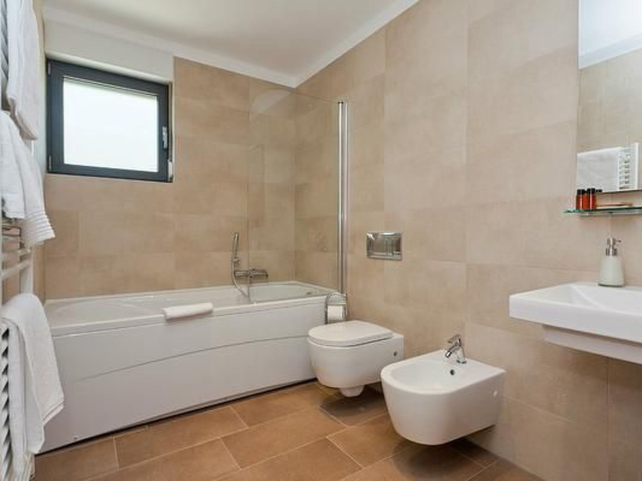 Designvilla mit Dachterrasse und Panoramablick-Drinnen