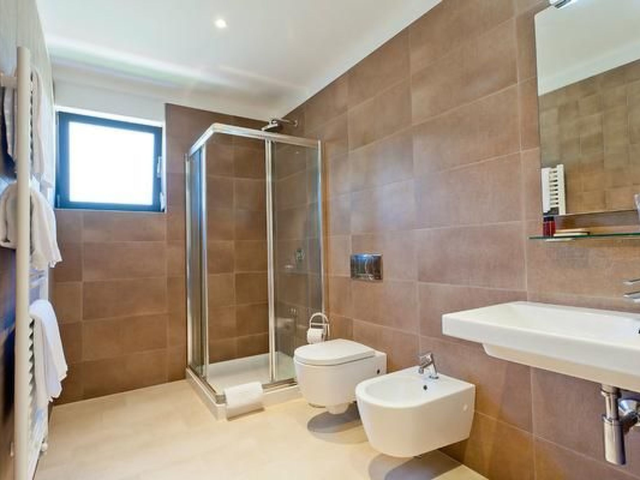 Designvilla mit Dachterrasse und Panoramablick-Drinnen