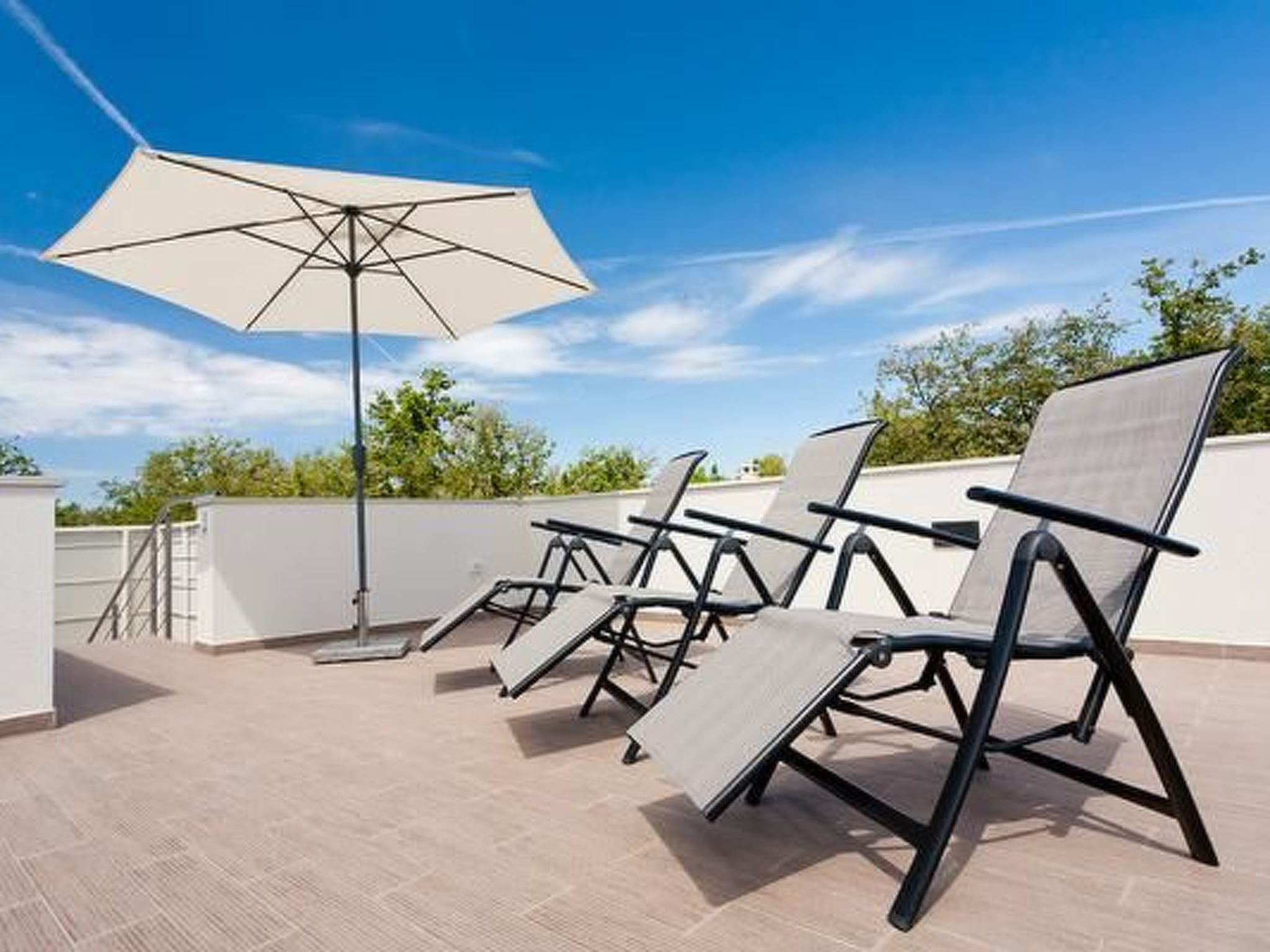 Designvilla mit Dachterrasse und Panoramablick-Drinnen