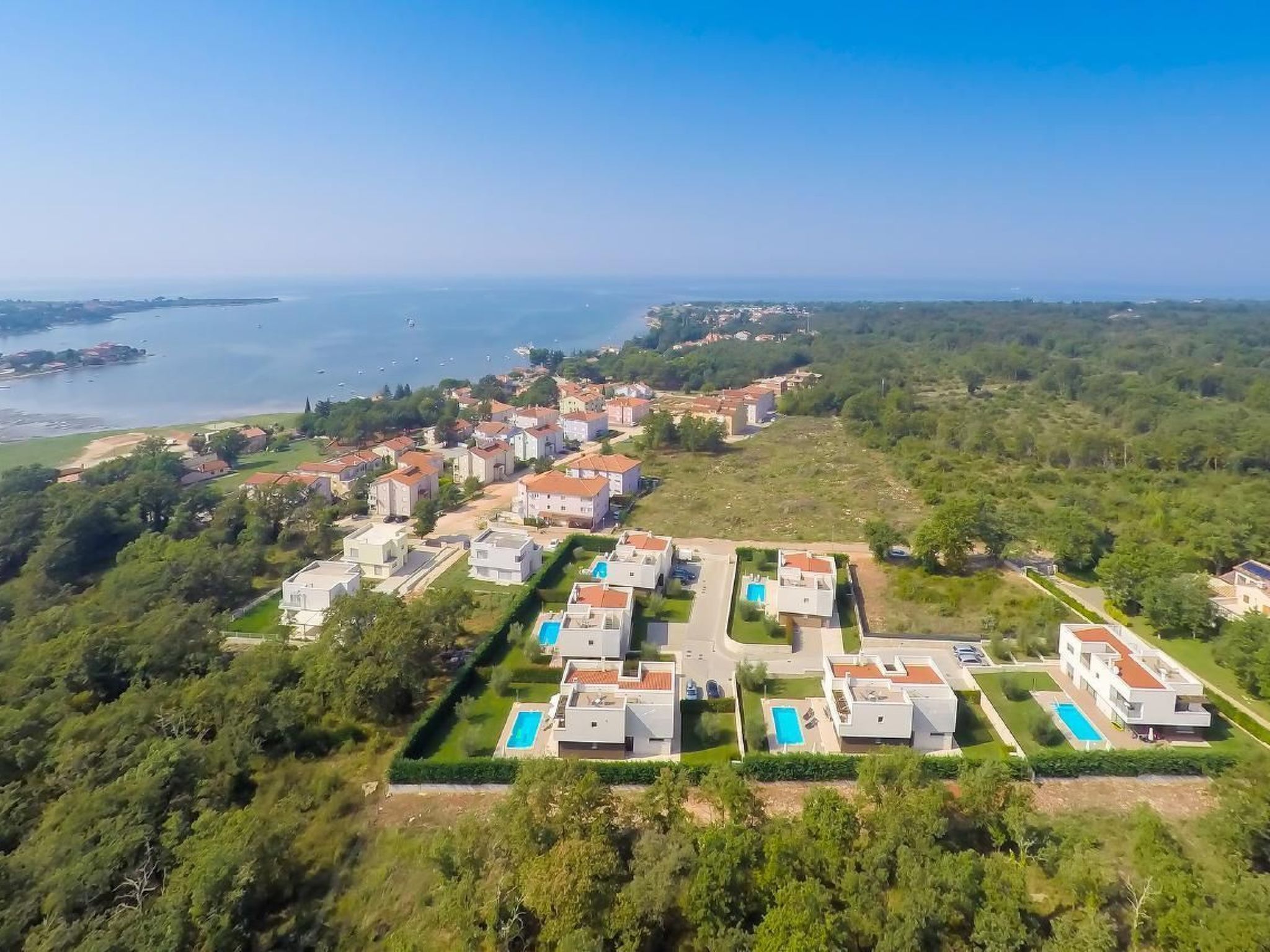 Designvilla mit Dachterrasse und Panoramablick-Drinnen