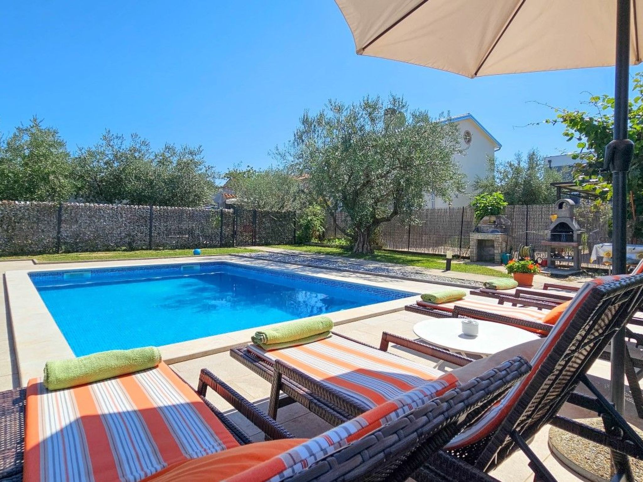 Wohnung für bis zu 6 Personen mit Schwimmbad