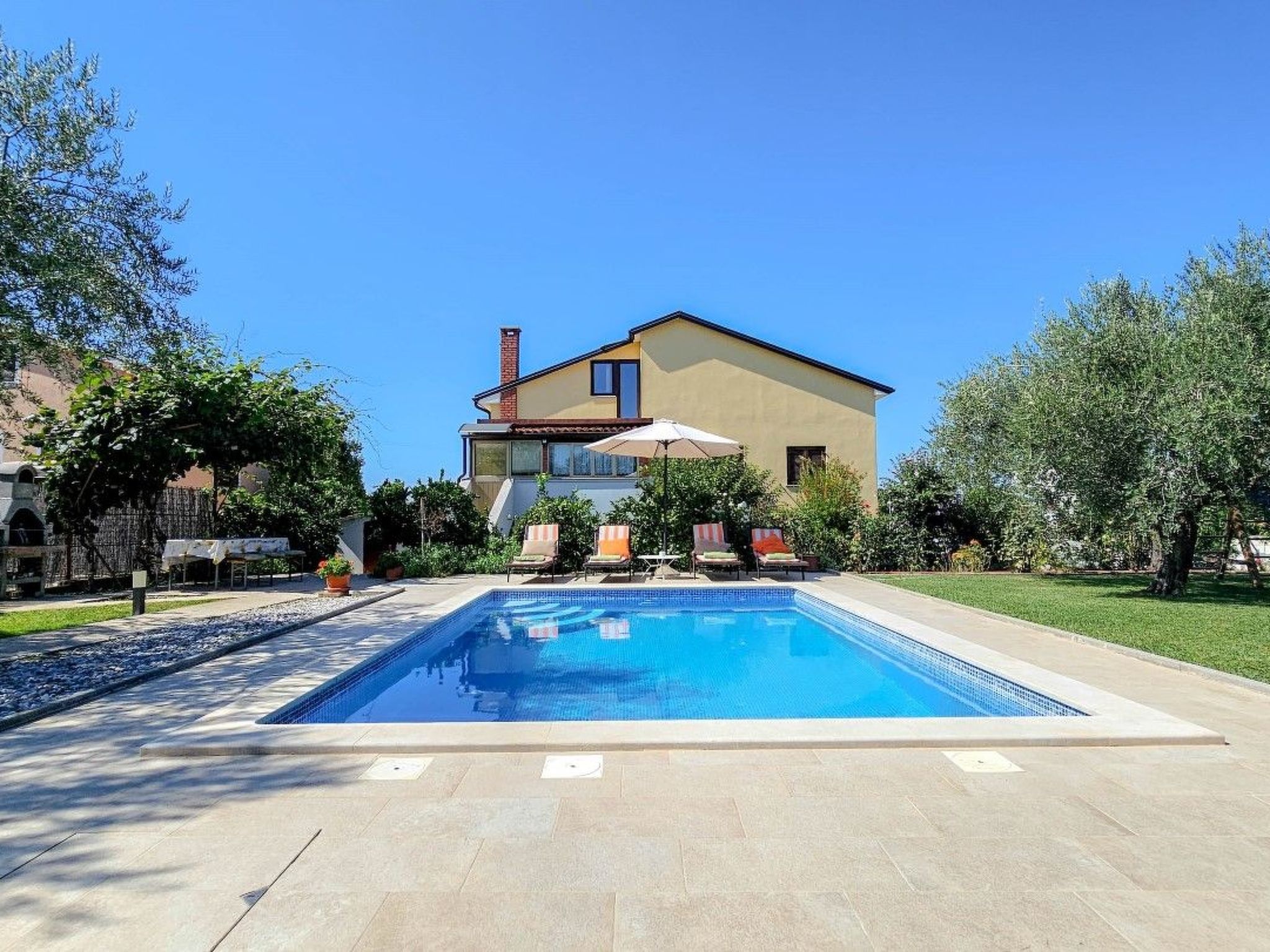 Wohnung für bis zu 6 Personen mit Schwimmbad-Buiten