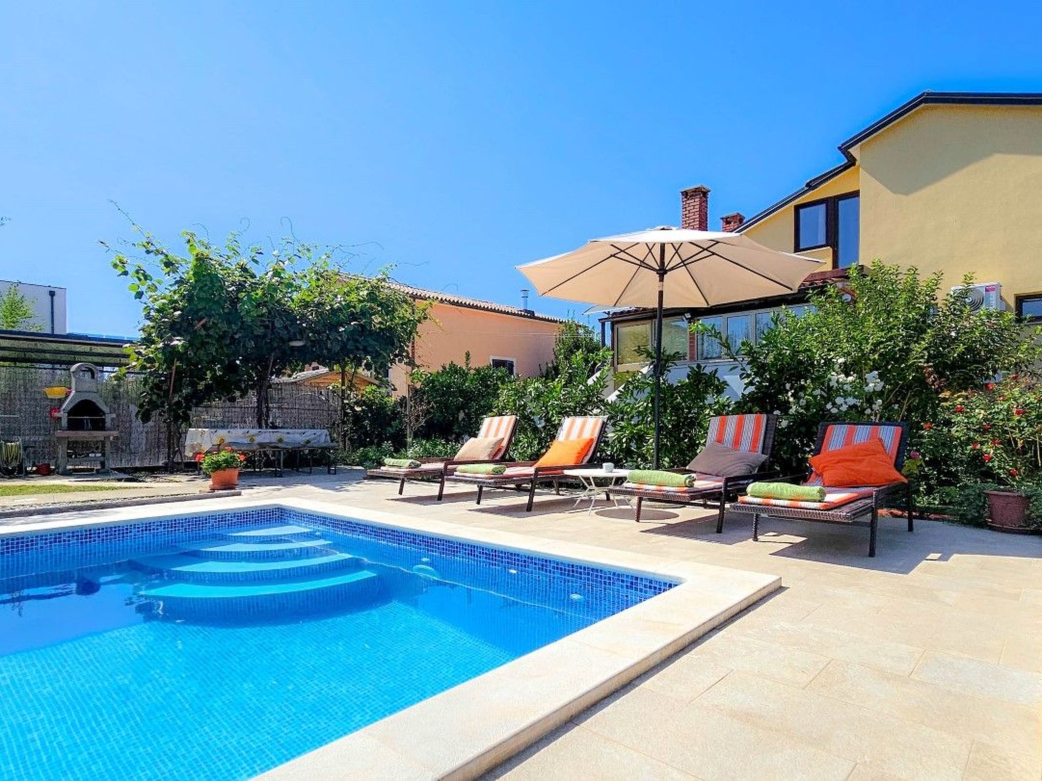 Wohnung für bis zu 6 Personen mit Schwimmbad-Buiten