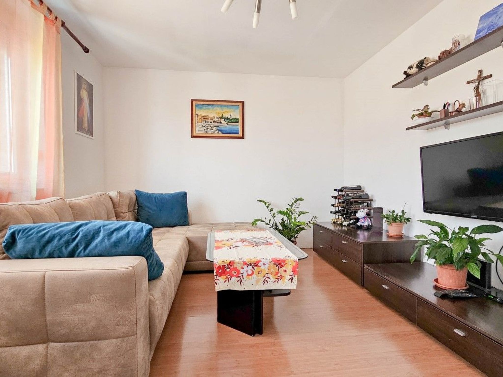 Wohnung im Zentrum mit einem Balkon-Drinnen