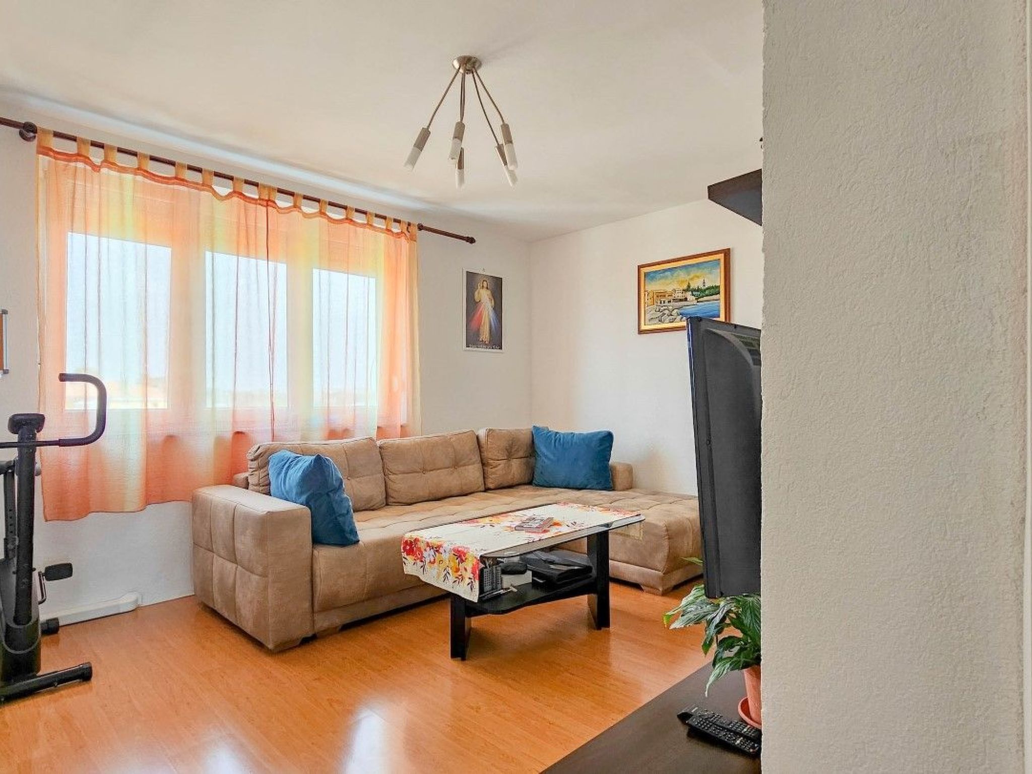 Wohnung im Zentrum mit einem Balkon-Drinnen