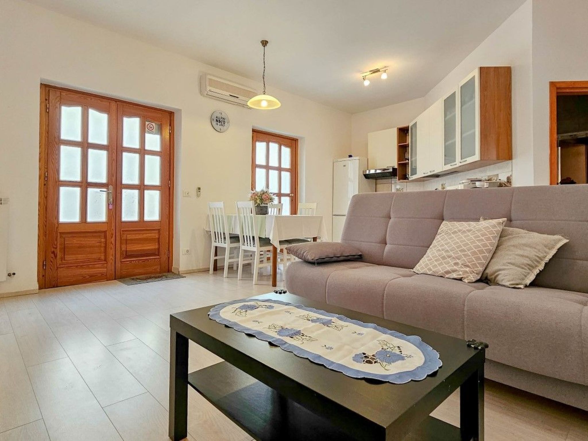 Mit Blick auf das Wasser