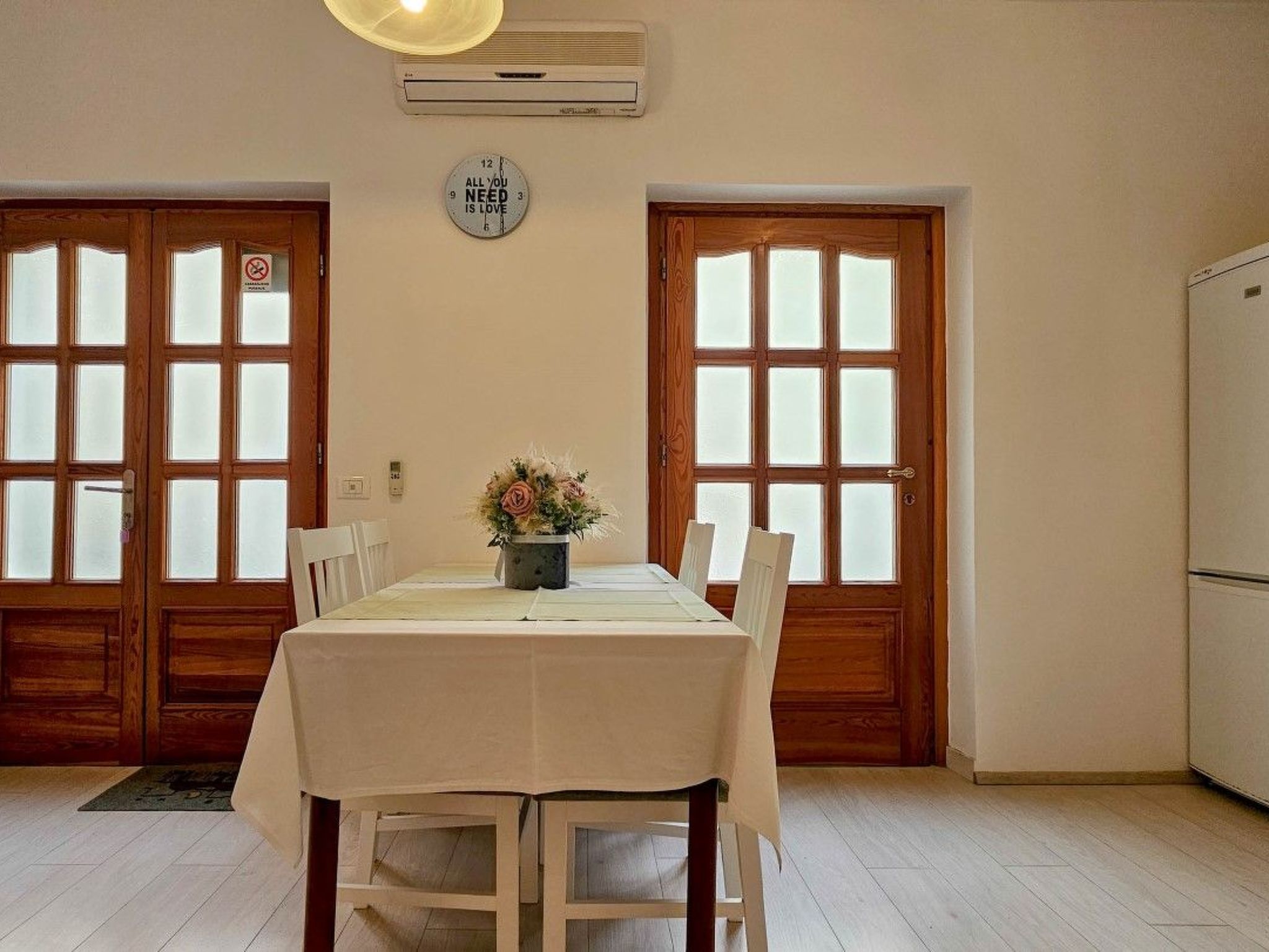 Mit Blick auf das Wasser-Inside