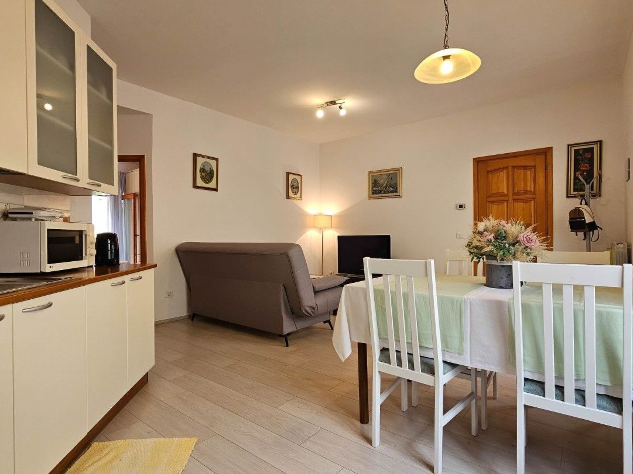 Mit Blick auf das Wasser-Inside