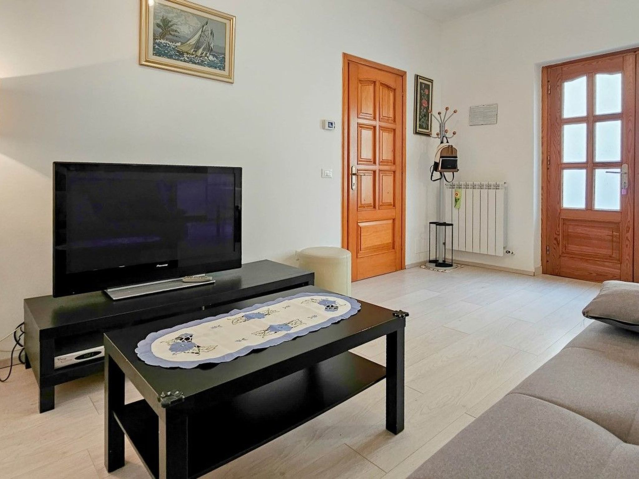 Mit Blick auf das Wasser-Inside