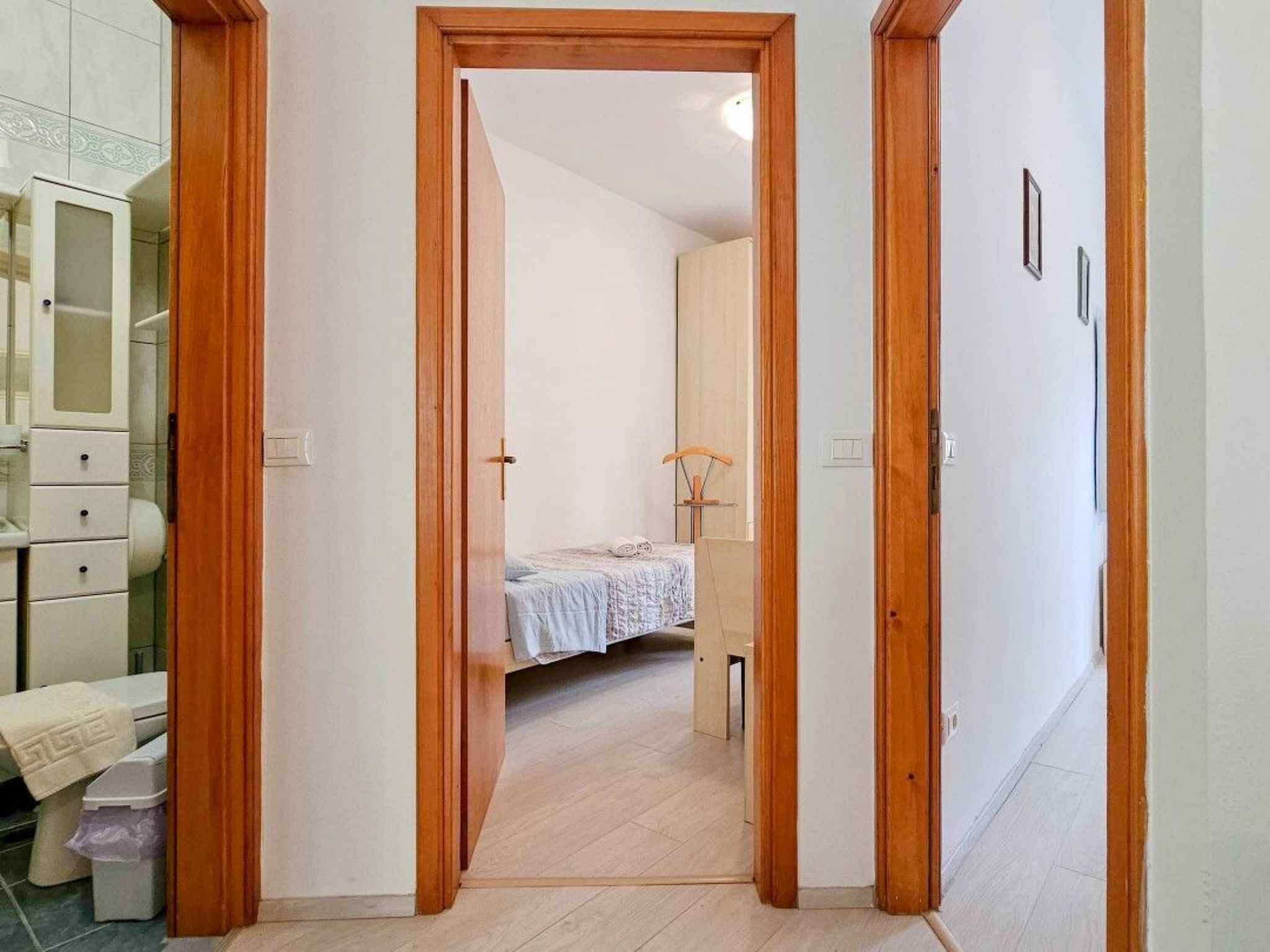 Mit Blick auf das Wasser-Inside