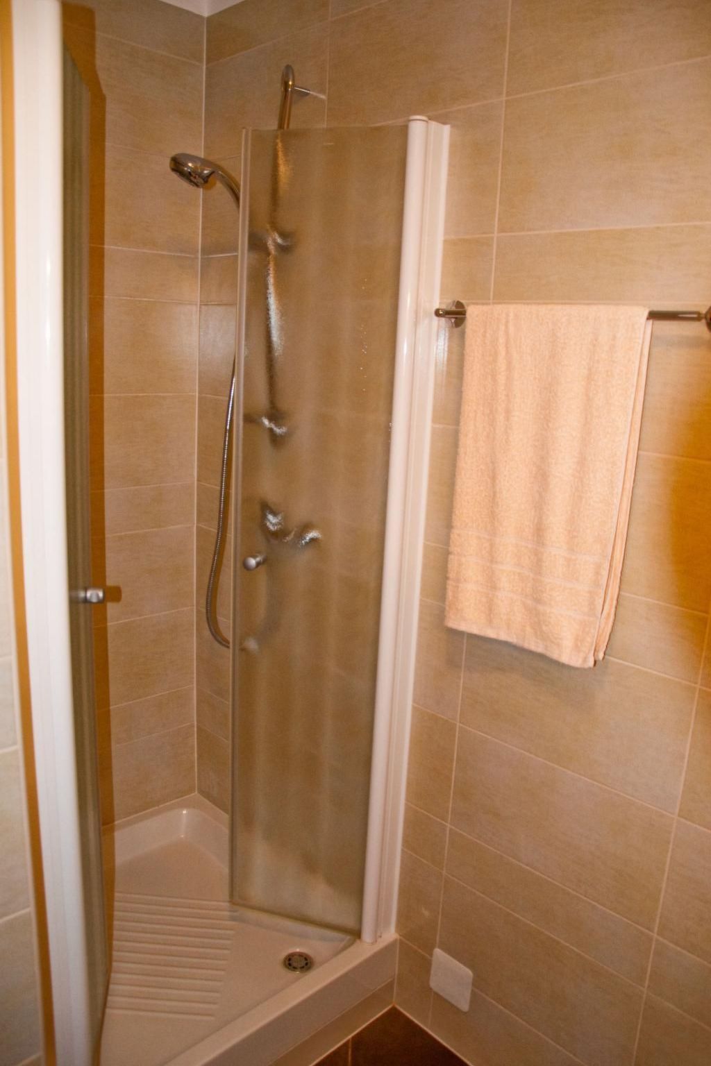 "Roza" mit Blick auf das Wasser-Image-tags.info