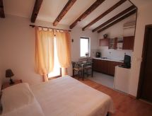 Compacte studio met balkon op 700 meter van zee in Novigrad - thumbnail 4