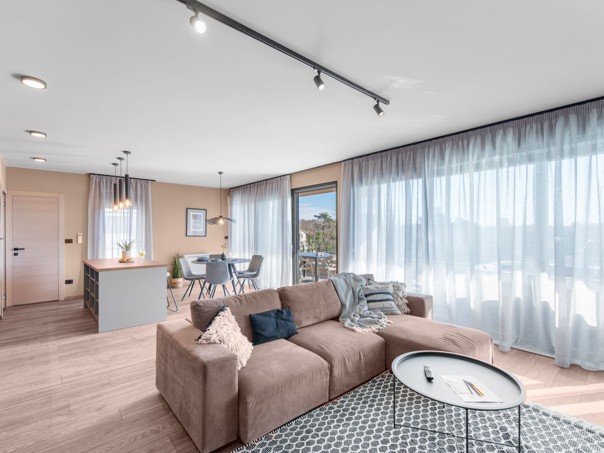 Villa Querchus Penthouse 8 partment mit Jacuzzi-Drinnen