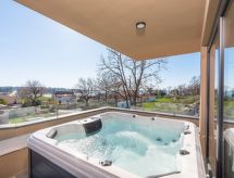 Modern vakantiehuis met jacuzzi op 200 meter van zee in Novigrad - thumbnail 1