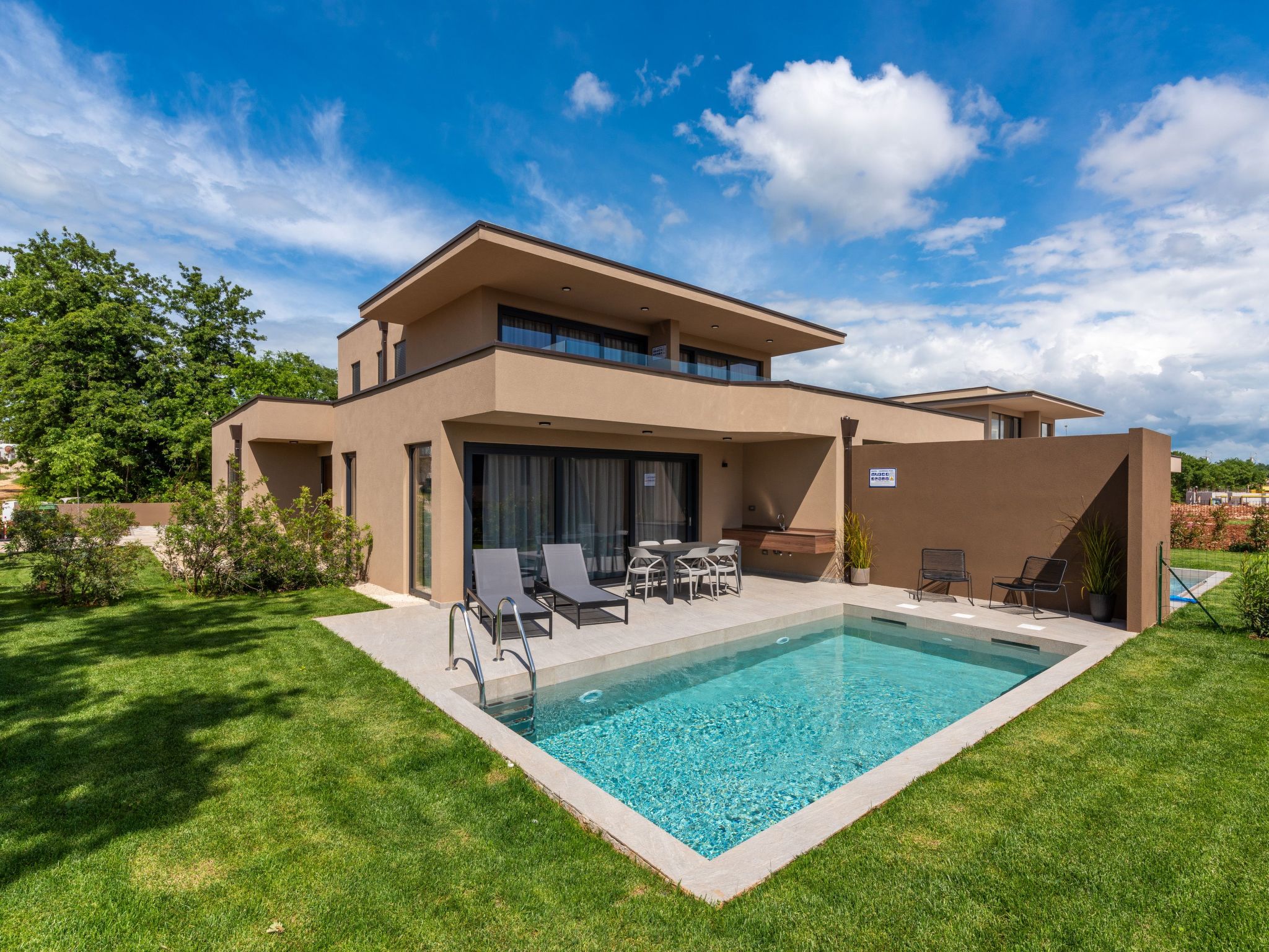 Mit eigenem Garten und Terrasse-Drinnen