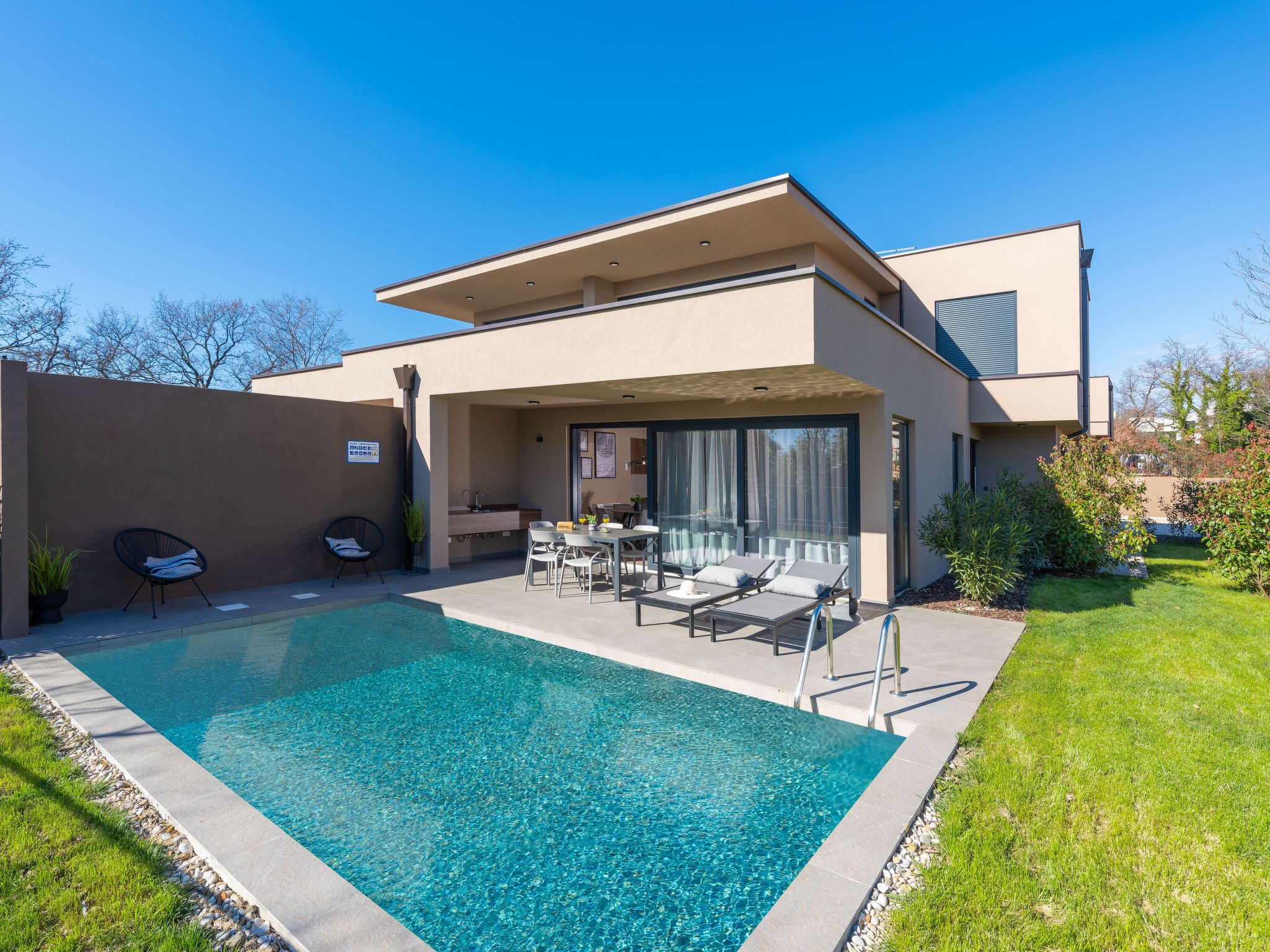 Mit eigenem Garten und Terrasse-Drinnen