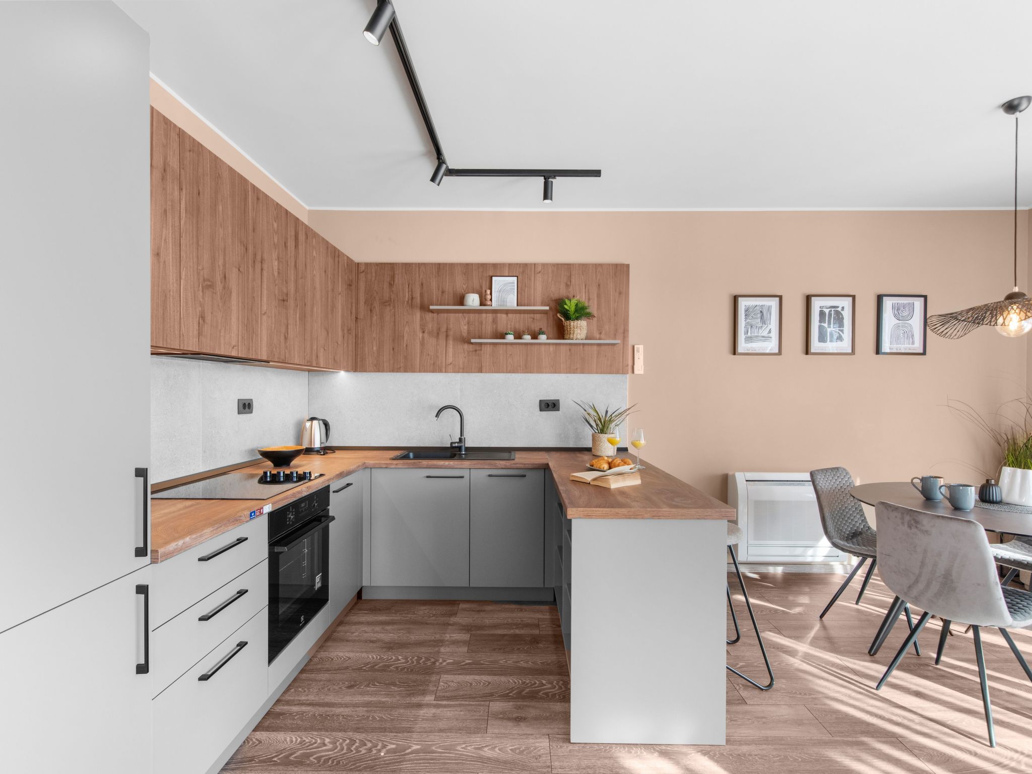 Mit eigenem Garten und Terrasse-Drinnen