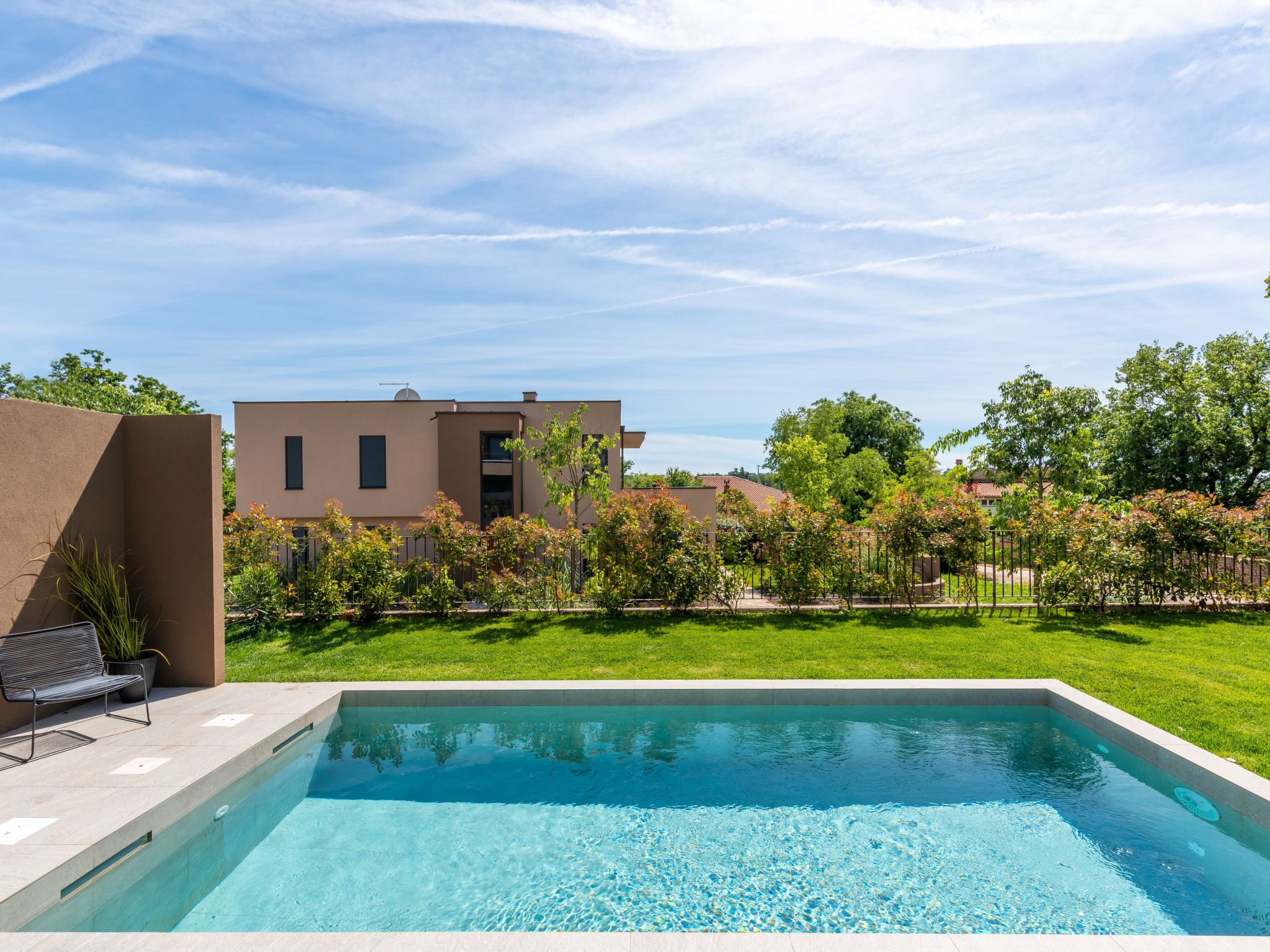 Mit eigenem Garten und Terrasse-Drinnen
