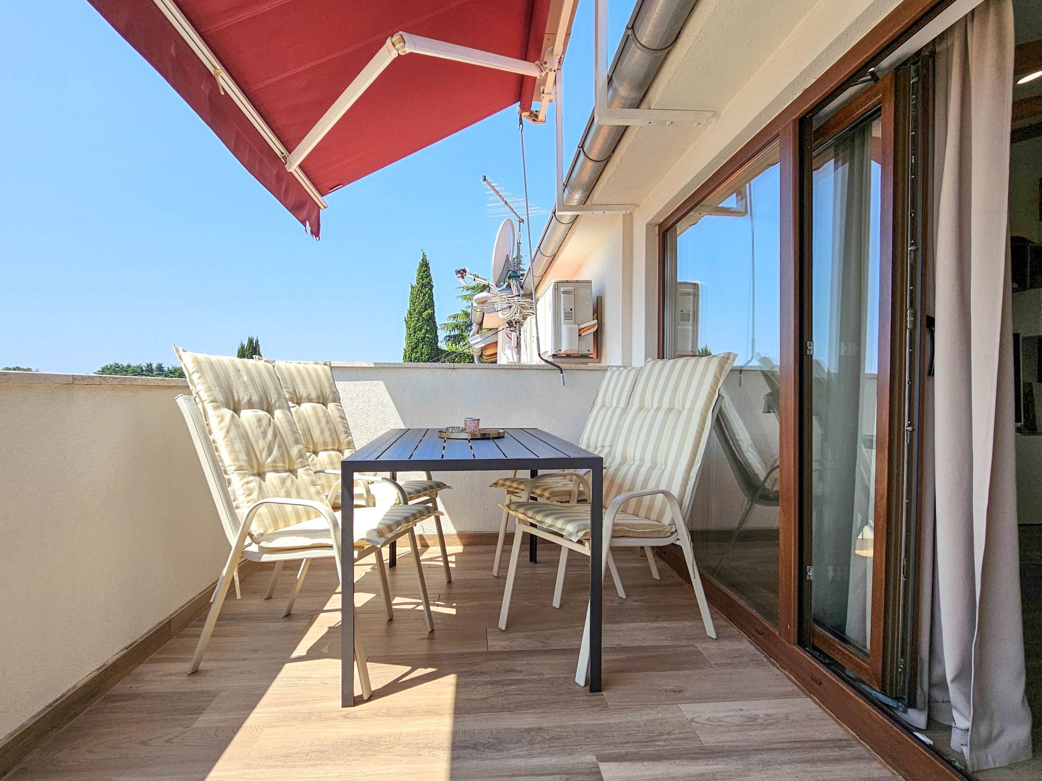 "Lara A4" mit Balkon-Buiten