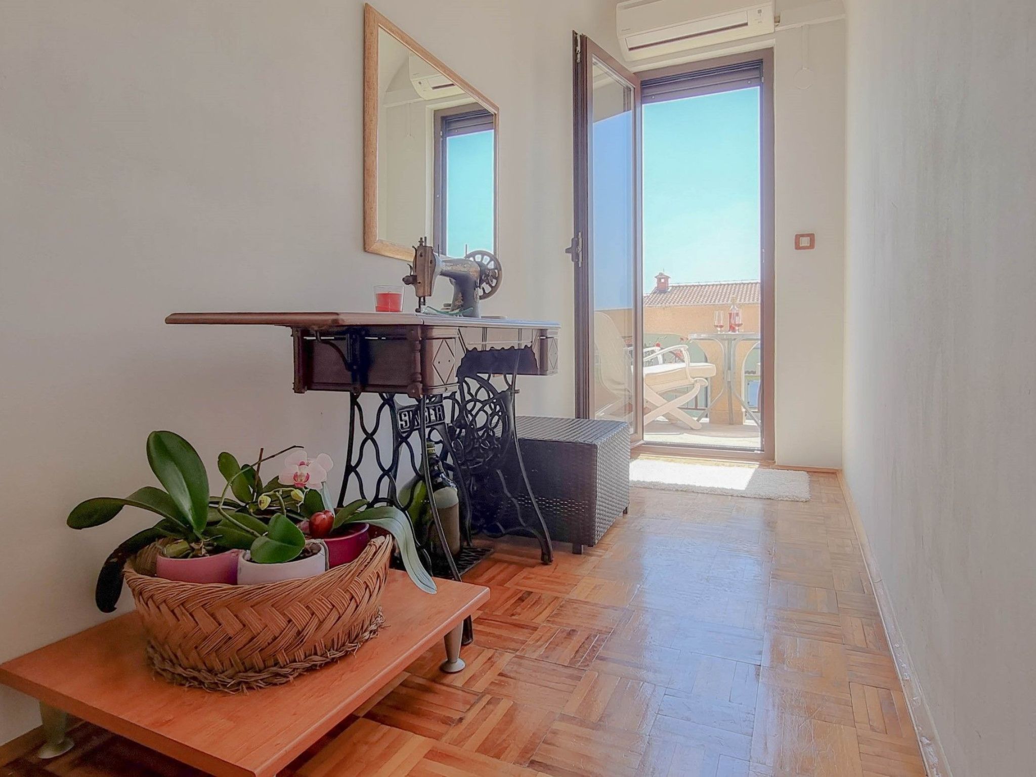 "Nina" mit Blick auf das Wasser-Image-tags.info